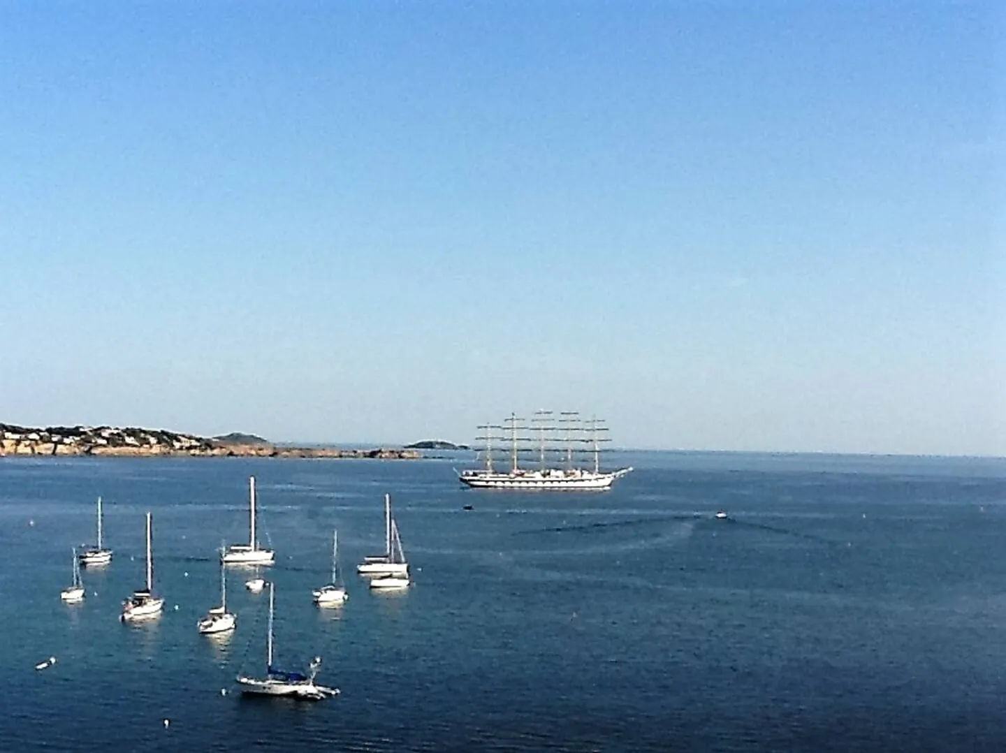 Vue sur la mer et les bateaux depuis l'appartement — appartement au centre de Bandol