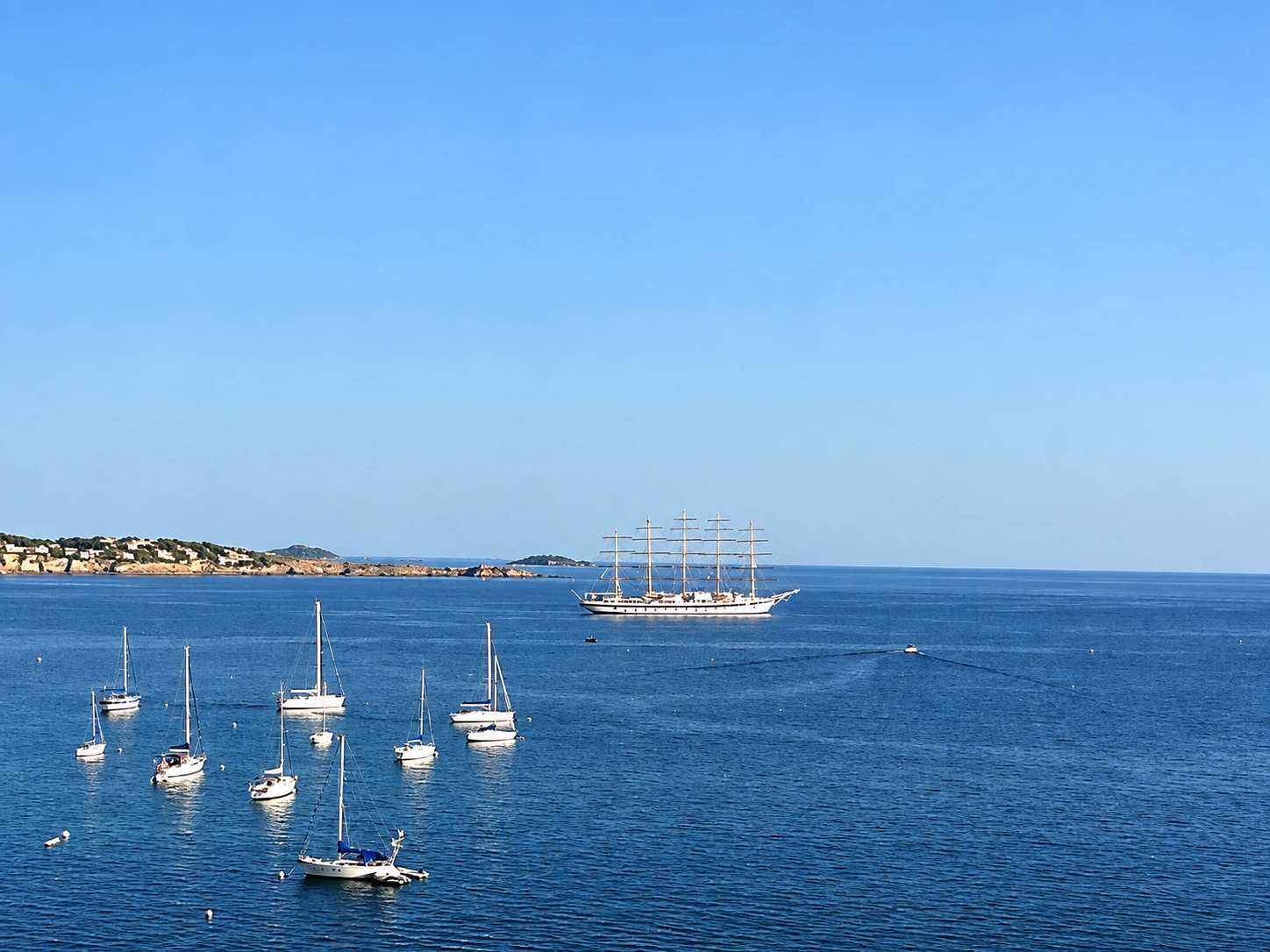 Vue sur la mer et les bateaux depuis l'appartement — appartement au centre de Bandol