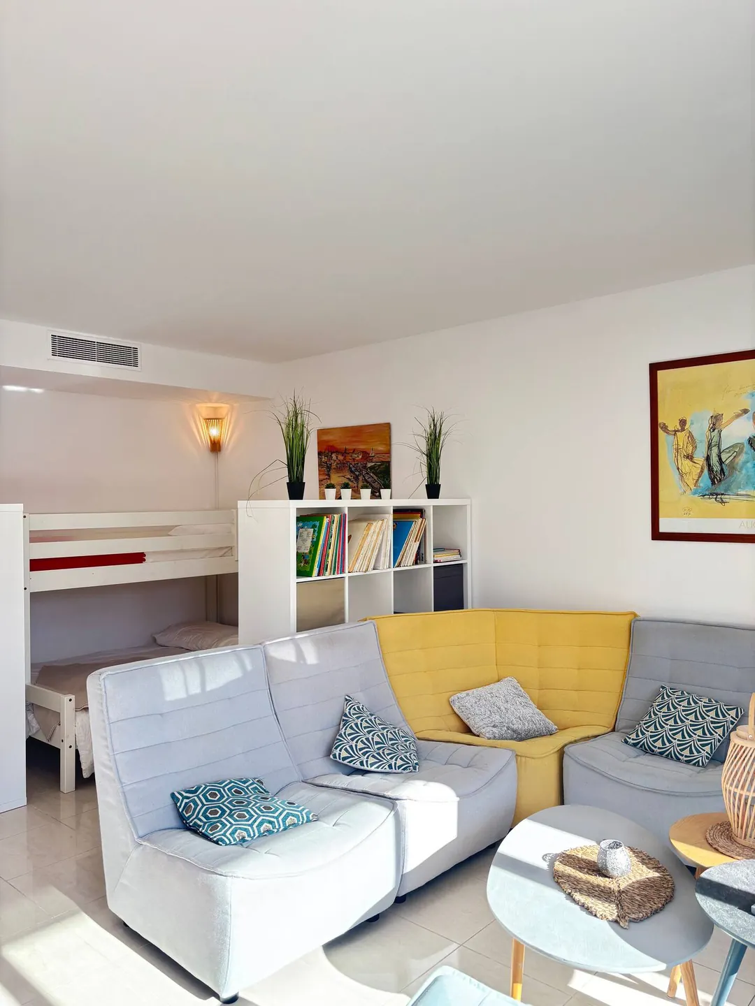 Salon et bibliothèque — appartement à Bandol avec piscine collective