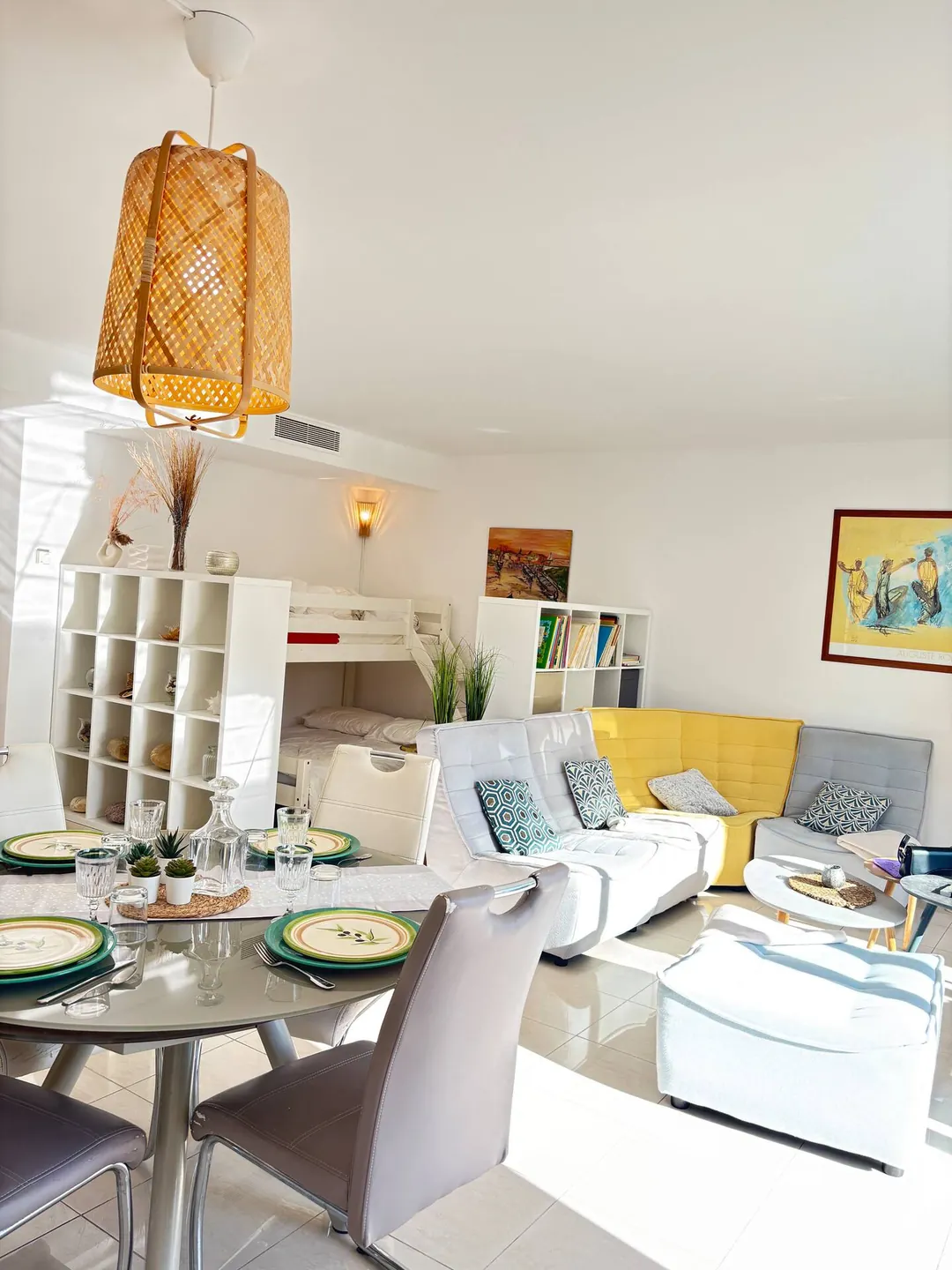 Table et espace repas — appartement à Bandol avec piscine collective