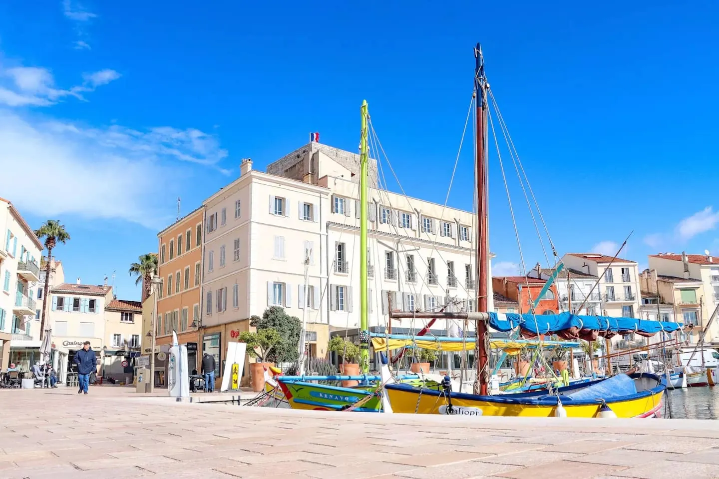 Le port de Sanary-sur-Mer, photographié pour présenter l'annonce — appartement sur le port de Sanary-sur-Mer