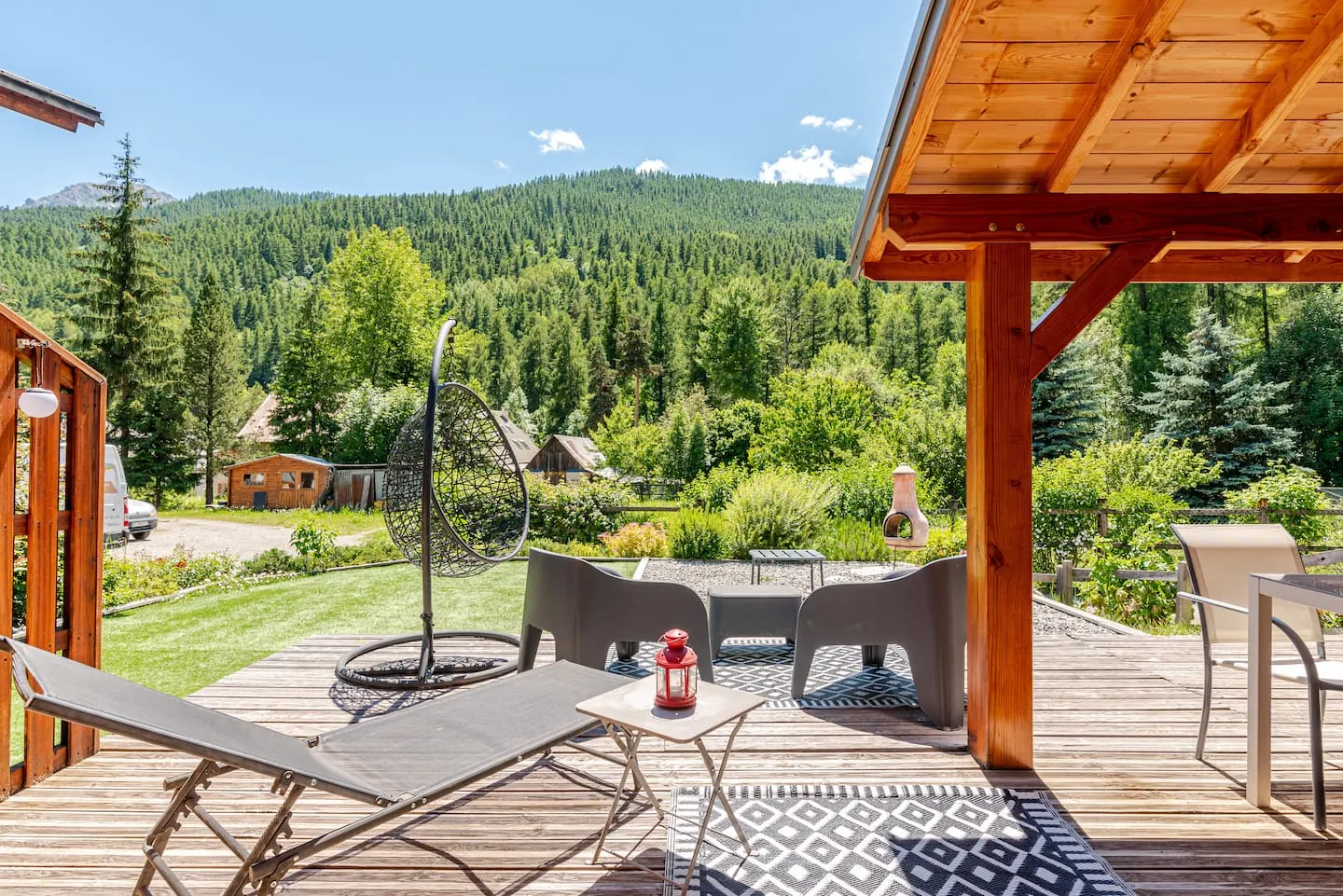 Terrasse et jardin, avec la montagne en arrière-plan — chalet à Serre Chevalier