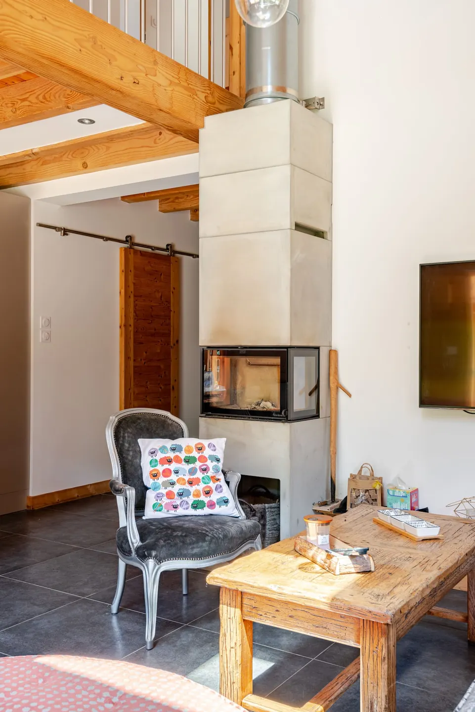 Salon avec cheminée — chalet à Serre Chevalier