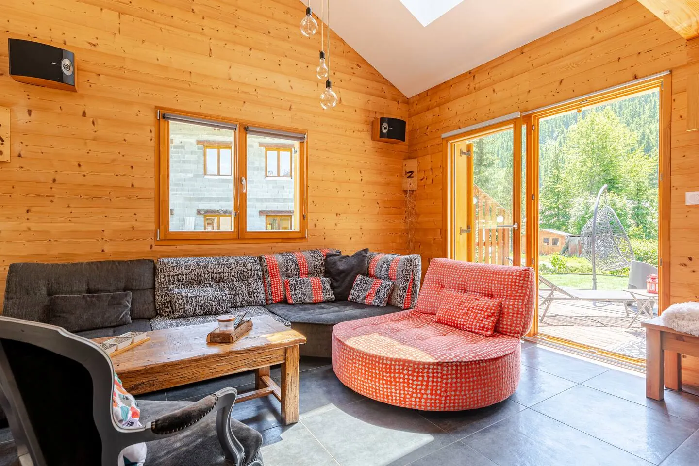 Salon ouvert sur la terrasse — chalet à Serre Chevalier